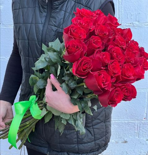 "Севилья"- букет из красных роз с доставкой по городу по Челябинску